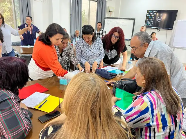 نشاط جماعي حول ترابيزة في تدريب